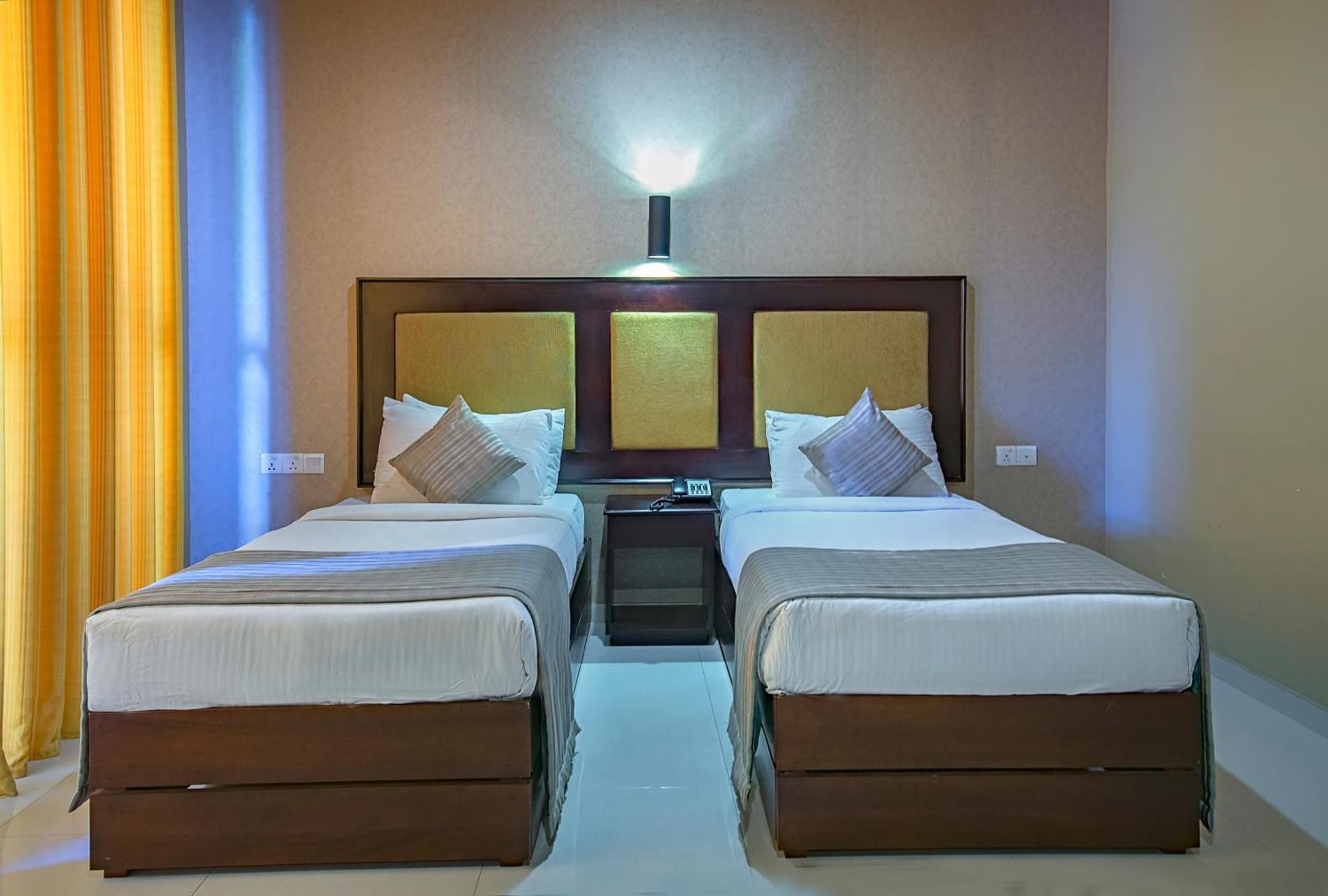 The Full Moon Hotel 카투나야크 외부 사진