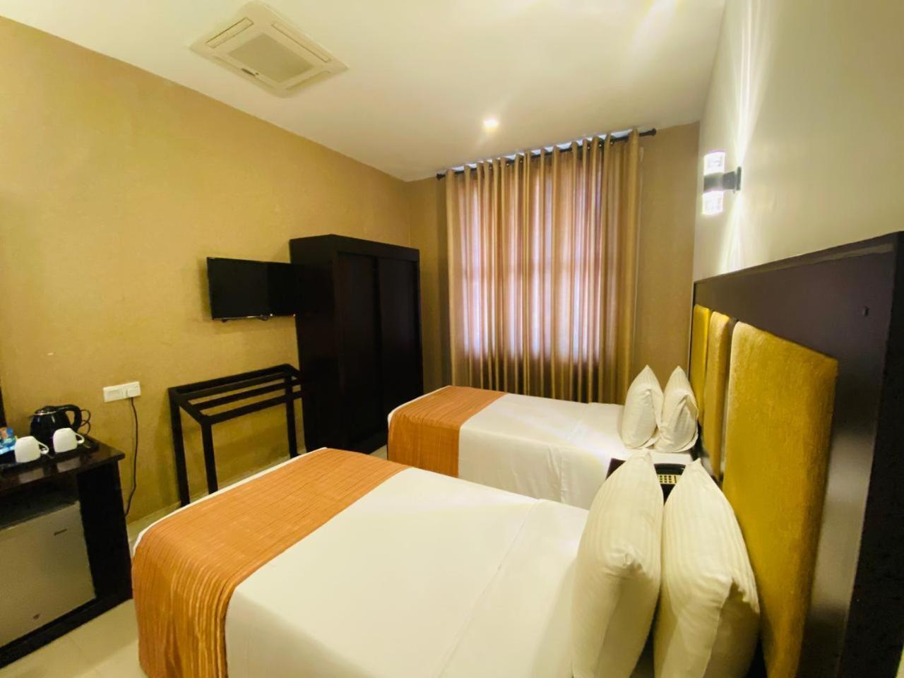 The Full Moon Hotel 카투나야크 외부 사진