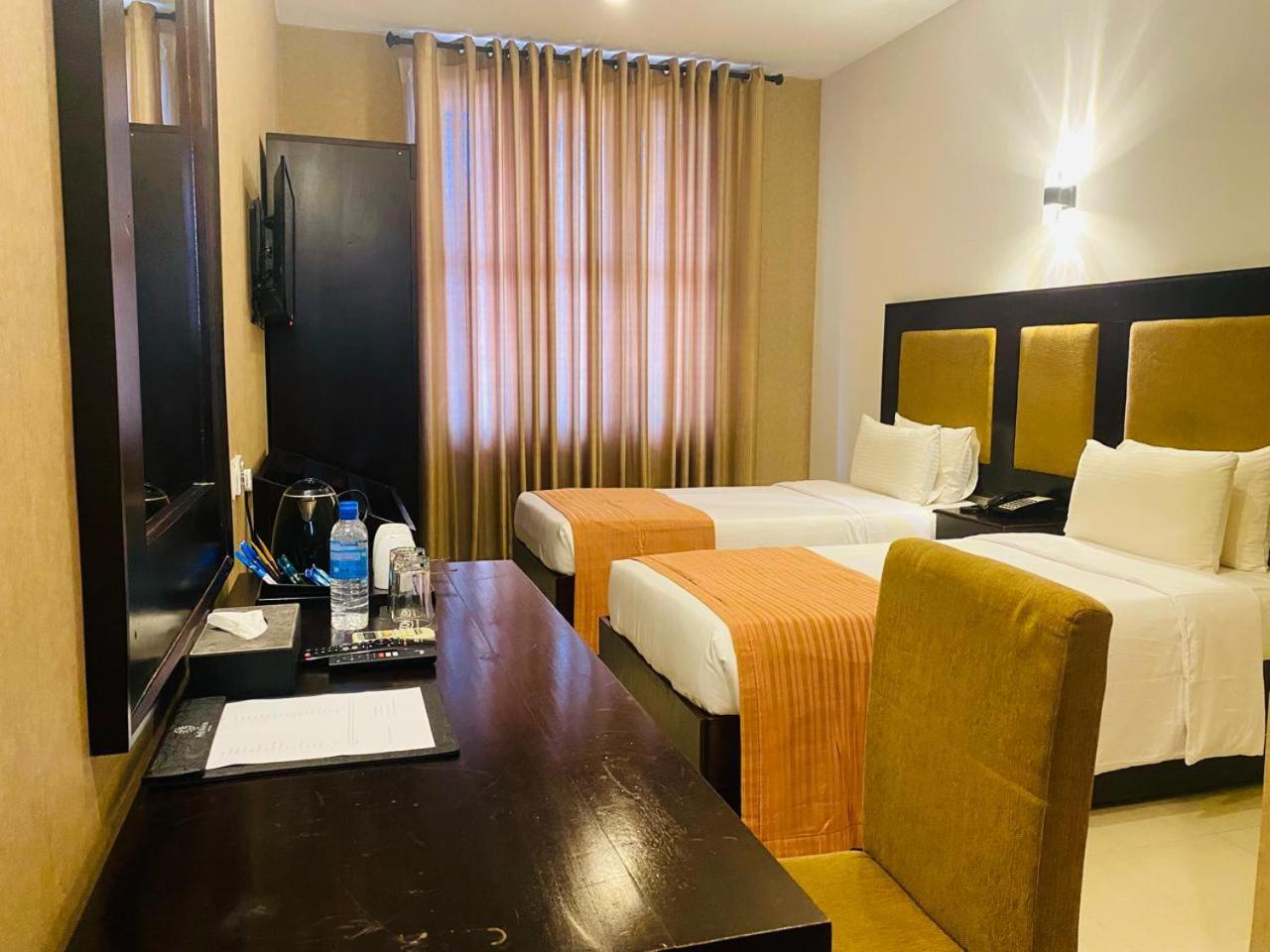 The Full Moon Hotel 카투나야크 외부 사진